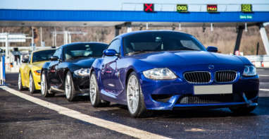 Luxuslimousine und Sportwagen auf der Straße – Autoexport aus Braunschweig Luxuslimousine und Sportwagen auf der Straße – Autoexport aus Braunschweig